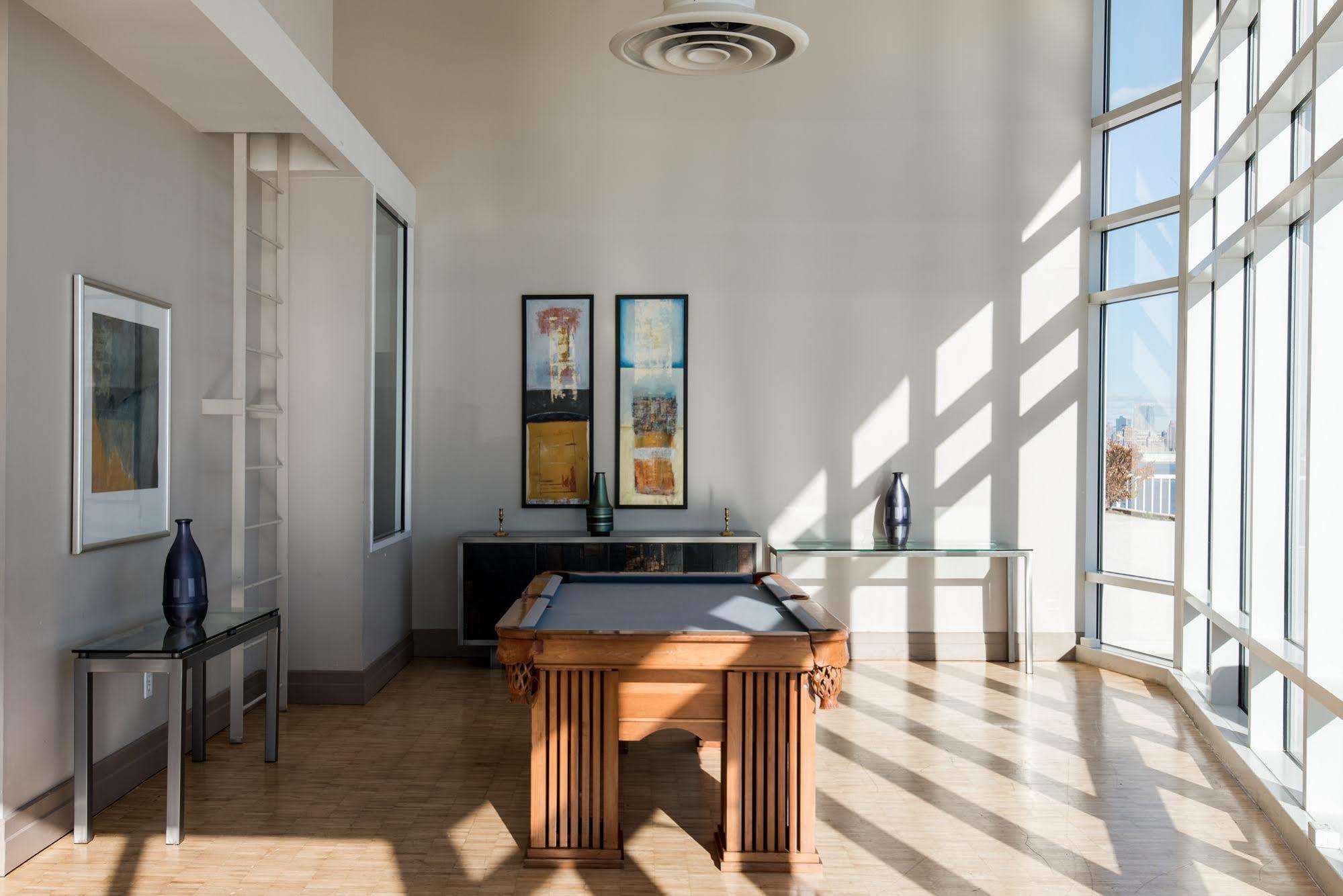 Dharma Home Suites Jc At Exchange Place ジャージーシティ エクステリア 写真